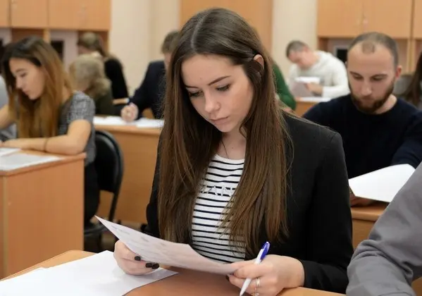 Študenti učiaci sa slovenčinu v modernej učebni plnej života a nadšenia